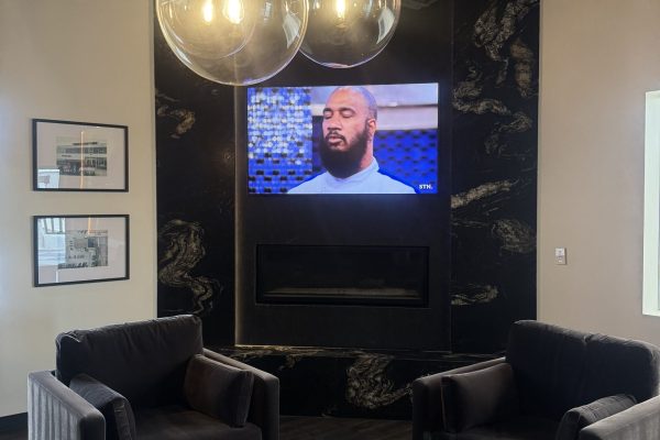 Living room fireplace with black granite cladding and pendant lighting
